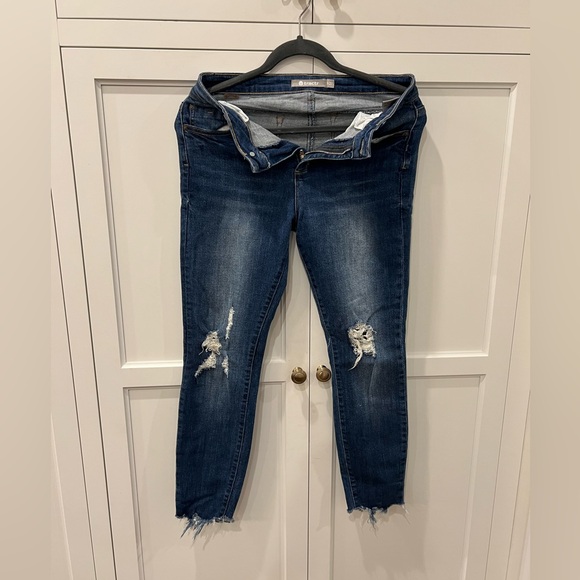 Ripped skinny jeans - Tractr Brand - size 27 / size 4 - barely worn - Picture 1 of 8